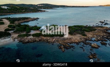 Aus der Vogelperspektive eines Wohnmobils auf einer wilden Landzunge mit Blick auf den Strand Terrata Sud in Sardinien, Italien. Das Bild fängt das auffällige ein Stockfoto