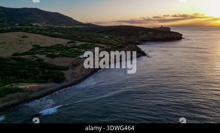 Hochwinkelansicht von zwei Wohnmobilen auf einer wilden Landzunge auf Capo Sperone, Insel Sant'Antioco, Sardinien, Italien. Das Bild erfasst den spiri Stockfoto