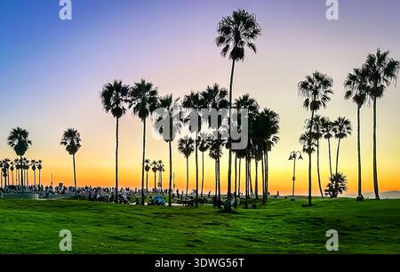 Blick auf einige Leute bei Sonnenuntergang am Venice Beach, Kalifornien, USA Stockfoto