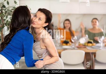 Zwei Frauen begrüßen sich beim Treffen Stockfoto