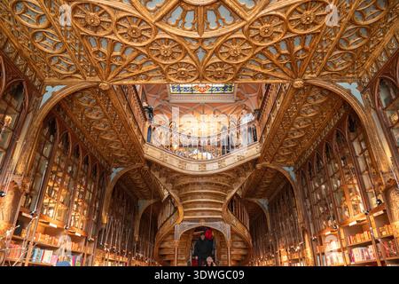 Porto, Portugal – 18. Februar 2026. Innenansicht der Buchhandlung Livraria Lello (oder Livraria Chardron) in Porto. Mit Personen anzeigen. Stockfoto