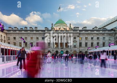 London, Großbritannien, 12. Dezember 2026, Eingang des luxuriösen Savoy Hotels, dekoriert für die weihnachtszeit in London. Stockfoto