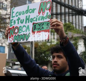 MÄRZ GEGEN DAS BERGBAUGESETZ Quito, Donnerstag, 26. Februar 2026 Umweltkollektive, Yasuni dos, Quito sin Mineria, etc. protestieren vor dem Verfassungsgericht gegen die Genehmigung des Gesetzes zur Stärkung der strategischen Sektoren Bergbau und Energie Fotos API Rolando Enriquez Quito Pichincha Ecuador POL MARCHACONTRALEYMINING d771401017ac908efdd814d1c179fe Copyright: xROLANDOxENRIQUEZx Stockfoto