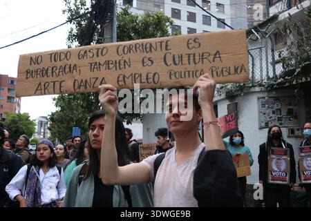 MÄRZ GEGEN DAS BERGBAUGESETZ Quito, Donnerstag, 26. Februar 2026 Umweltkollektive, Yasuni dos, Quito sin Mineria, etc. protestieren vor dem Verfassungsgericht gegen die Genehmigung des Gesetzes zur Stärkung der strategischen Sektoren Bergbau und Energie Fotos API Rolando Enriquez Quito Pichincha Ecuador POL MARCHACONTRALEYMINING b90e4080570753225a21b06e5d7f594b Copyright: xROLANDOxENRIQUEZx Stockfoto