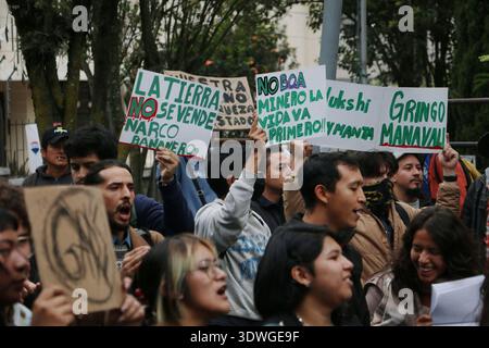 MÄRZ GEGEN DAS BERGBAUGESETZ Quito, Donnerstag, 26. Februar 2026 Umweltkollektive, Yasuni dos, Quito sin Mineria, etc. protestieren vor dem Verfassungsgericht gegen die Genehmigung des Gesetzes zur Stärkung der strategischen Sektoren Bergbau und Energie Fotos API Rolando Enriquez Quito Pichincha Ecuador POL MARCHACONTRALEYMINING 81165c4b426c7fa1d2c6e49a9e510544 Copyright: xROLANDOxENRIQUEZx Stockfoto