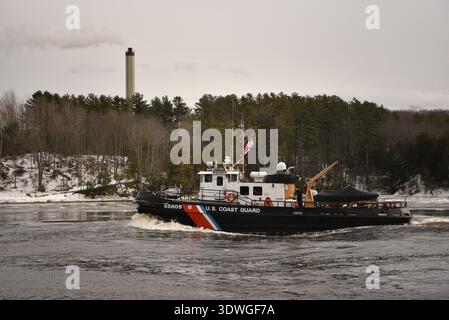 Besatzungsmitglieder an Bord der U.S. Coast Guard Cutter Shackle (WYTL 65609) fuhren am 16. Februar 2022 den Penobscot River in Maine hinauf, um inländische Eisbrecher durchzuführen. Der 65 Meter lange kleine Hafenschlepper unterstützt Missionen wie Eisbrechen, Hafensicherheit, Such- und Rettungsaktionen und Strafverfolgungsmaßnahmen durch Ryan Noe. Stockfoto