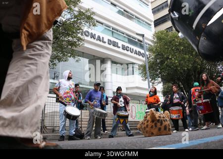 MÄRZ GEGEN DAS BERGBAUGESETZ Quito, Donnerstag, 26. Februar 2026 Umweltgruppen, Yasuni dos, Quito sin Mineria, etc. protestieren vor dem Verfassungsgericht gegen die Genehmigung des Gesetzes zur Stärkung der strategischen Sektoren Bergbau und Energie Fotos API Rolando Enriquez Quito Pichincha Ecuador POL MARCHACONTRALEYMINING 2d64d98da4e51ba76c9ca6e05b935993 Copyright: xROLANDOxENRIQUEZx Stockfoto