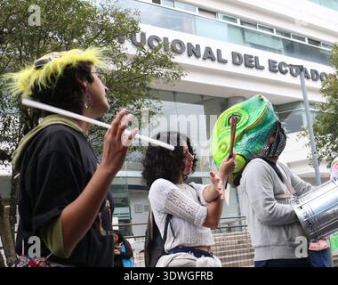 MÄRZ GEGEN DAS BERGBAUGESETZ Quito, Donnerstag, 26. Februar 2026 Umweltkollektive, Yasuni dos, Quito sin Mineria usw. protestieren vor dem Verfassungsgericht gegen die Genehmigung des Gesetzes zur Stärkung der strategischen Sektoren Bergbau und Energie Fotos API Rolando Enriquez Quito Pichincha Ecuador POL MARCHACONTRALEYMINING a8d9e6cddda11095192d8b1742e84cc7 Copyright: xROLANDOxENRIQUEZx Stockfoto