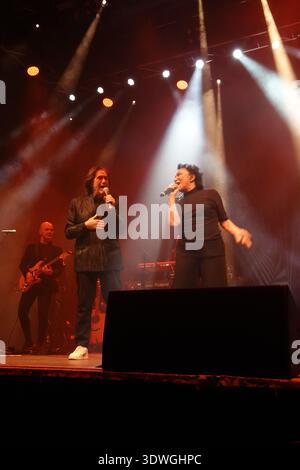 Mitglieder des italienischen Popduos Ricchi e Poveri, Angela Brambati und Angelo Sotgiu, während ihres Live-Auftritts im O2 Shepherd's Bush Empire in London, Großbritannien, am 26. Februar 2026 Stockfoto