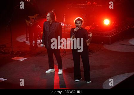 Das italienische Popduo Ricchi e Poveri, bestehend aus Angela Brambati und Angelo Sotgiu, trat am 26. Februar 2026 während ihres Live-Konzerts im O2 Shepherd’s Bush Empire in London auf Stockfoto