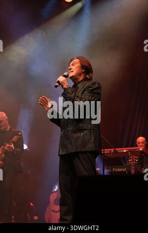 Angelo Sotgiu vom italienischen Popduo Ricchi e Poveri trat am 26. Februar 2026 live auf der Bühne im O2 Shepherd's Bush Empire in London auf Stockfoto