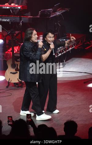 Mitglieder des italienischen Popduos Ricchi e Poveri, Angela Brambati und Angelo Sotgiu, während ihres Live-Auftritts im O2 Shepherd's Bush Empire in London, Großbritannien, am 26. Februar 2026 Stockfoto