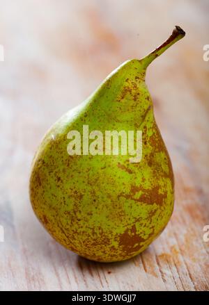 Viele leckere Birnen auf Holzoberfläche Stockfoto