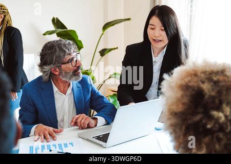 Geschäftsteam arbeitet im Finanzierungsprojekt im modernen Büro – Entrepreneurship-Konzept Stockfoto