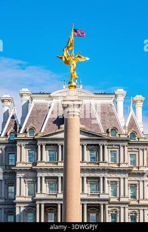 First Division Monument vergoldete Nike Victory Statue auf der Säule vor dem Eisenhower Executive Office Building, Pennsylvania Avenue, Washington DC, USA Stockfoto