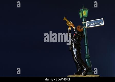 bourbon Street Night: Jazztrompeter-Figur auf einer Straßenlaterne Stockfoto