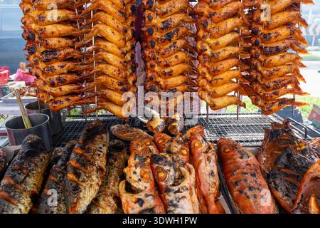 Gegrillter und gegrillter Fisch mit Hähnchenflügeln Ramadan Basar in Kota Kinabalu Stockfoto