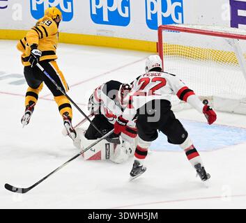 Pittsburgh, Usa. Februar 2026. Der rechte Flügel der Pittsburgh Penguins Egor Chinakhov (59 Schuss) findet den Rückstand der New Jersey Devils Torwart Jacob Markstrom (25) und der New Jersey Devils Verteidiger Brett Pesce (22) während der dritten Periode der Pittsburgh Penguins 4-1 gewinnen gegen die New Jersey Devils in der PPG Paints Arena in Pittsburgh am Donnerstag, 26. Februar 2026. Foto von Archie Carpenter/UPI. Quelle: UPI/Alamy Live News Stockfoto