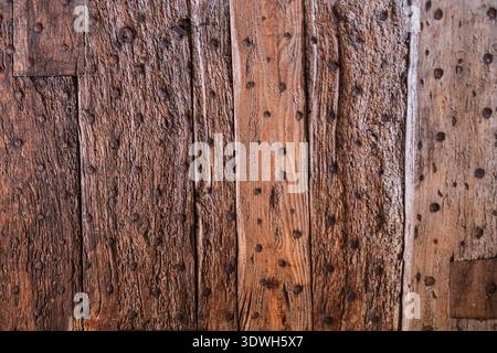 Alte rustikale Holztür mit schmiedeeisernen Nägeln Stockfoto