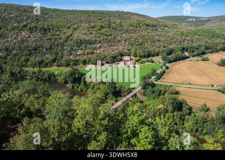 Grünes Panorama der französischen Landschaft mit Feldern, Wiesen und Wäldern Stockfoto