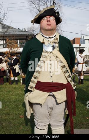 Ein Reenactor des Unabhängigkeitskriegs in voller Offiziersuniform und Tricorn-Hut im Fort Lee Historic Park, New Jersey. Stockfoto