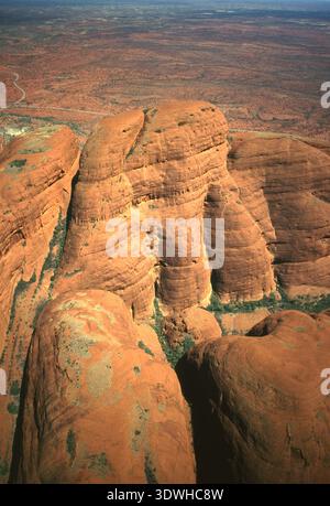 BLICK ÜBER DIE OLGAS IM ULURU-KATA TJUTA NATIONALPARK, NORTHERN TERRITORY, AUSTRALIEN Stockfoto