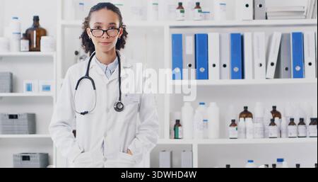 Arzt, Medizin und Porträt mit Frau im Krankenhaus für Kardiologie, Gesundheitswesen oder Service. Medikamente, Pharmazeutika und Vertrauen mit zuverlässiger Medizin Stockfoto