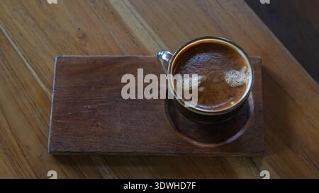 Eine Tasse frisch gebrühten schwarzen Kaffee, Frühstück am Morgen Stockfoto
