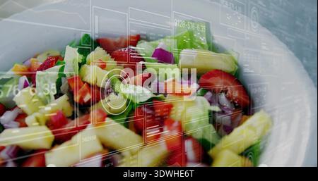 Weiße Keramikschale mit Salat, Gurke, Tomate auf der Tischplatte, überlagert AR HUD Stockfoto
