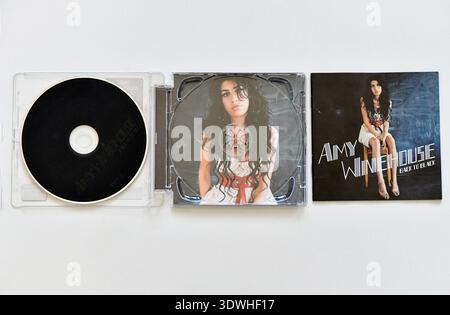 Öffnen Sie die CD-Hülle von Amy Winehouse Back to Black Album, in dem die CD, das Porträt und die Broschüre auf dem vorderen Cover auf weißem Hintergrund gezeigt werden. Stockfoto