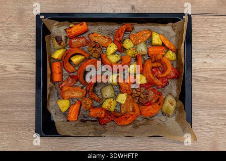 Mischung aus gebackenem Gemüse auf einem Backblech mit Backpapier Stockfoto