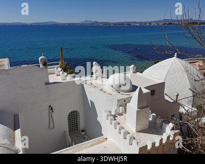 Hammamet: Enge blau-weiße Gassen der alten Medina Tunesien, mit traditioneller Architektur und ruhigen Straßen in der historischen Küstenstadt. Stockfoto