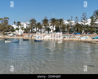 Enge blau-weiße Gassen der alten Medina von Hammamet, Tunesien, mit traditioneller Architektur und ruhigen Straßen in der historischen Küstenstadt. Stockfoto