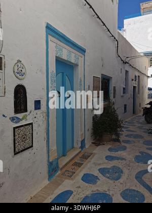Hammamet: Enge blau-weiße Gassen der alten Medina Tunesien, mit traditioneller Architektur und ruhigen Straßen in der historischen Küstenstadt. Stockfoto