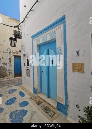 Hammamet: Enge blau-weiße Gassen der alten Medina Tunesien, mit traditioneller Architektur und ruhigen Straßen in der historischen Küstenstadt. Stockfoto