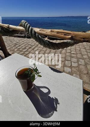 Hammamet: Enge blau-weiße Gassen der alten Medina Tunesien, mit traditioneller Architektur und ruhigen Straßen in der historischen Küstenstadt. Stockfoto