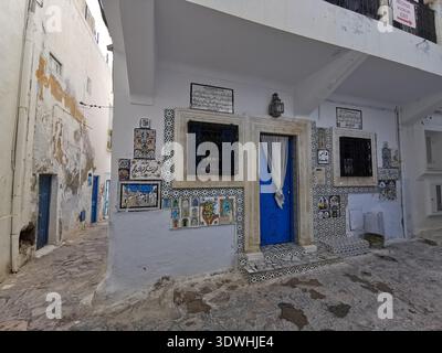 Hammamet: Enge blau-weiße Gassen der alten Medina Tunesien, mit traditioneller Architektur und ruhigen Straßen in der historischen Küstenstadt. Stockfoto