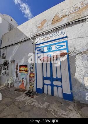 Hammamet: Enge blau-weiße Gassen der alten Medina Tunesien, mit traditioneller Architektur und ruhigen Straßen in der historischen Küstenstadt. Stockfoto