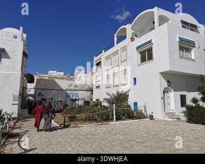 Hammamet: Enge blau-weiße Gassen der alten Medina Tunesien, mit traditioneller Architektur und ruhigen Straßen in der historischen Küstenstadt. Stockfoto