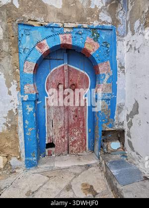 Hammamet: Enge blau-weiße Gassen der alten Medina Tunesien, mit traditioneller Architektur und ruhigen Straßen in der historischen Küstenstadt. Stockfoto
