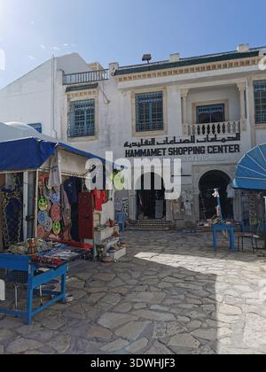 Hammamet: Enge blau-weiße Gassen der alten Medina Tunesien, mit traditioneller Architektur und ruhigen Straßen in der historischen Küstenstadt. Stockfoto