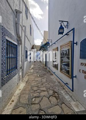 Hammamet: Enge blau-weiße Gassen der alten Medina Tunesien, mit traditioneller Architektur und ruhigen Straßen in der historischen Küstenstadt. Stockfoto