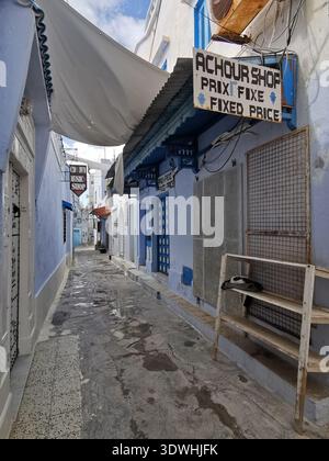 Hammamet: Enge blau-weiße Gassen der alten Medina Tunesien, mit traditioneller Architektur und ruhigen Straßen in der historischen Küstenstadt. Stockfoto