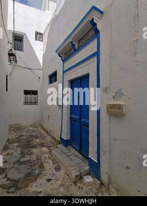 Hammamet: Enge blau-weiße Gassen der alten Medina Tunesien, mit traditioneller Architektur und ruhigen Straßen in der historischen Küstenstadt. Stockfoto