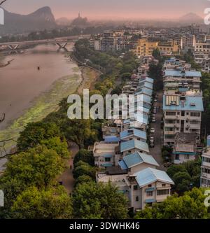 Blick aus der Vogelperspektive auf Guilin City und Li River mit Gebäuden mit blauem Dach und Karstgebirge. Stadt Guilin, Autonomes Gebiet Guangxi Zhuang, China Stockfoto