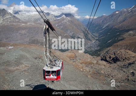 Seilbahn Matterhorn Glacier Paradise in Richtung Klein Matterhorn Gipfel, Zermatt, Schweiz. Stockfoto