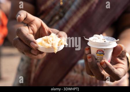 Nahaufnahme der Hände mit traditionellem Weihrauchkegel und Halter in Varanasi, Indien, mit kulturellen Ritualgegenständen. Stockfoto