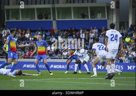 ANDORRA LA VELLA, ANDORRA - 15. OKTOBER 2022: Spieler in Aktion beim LaLiga Smartbank Spiel zwischen FC Andorra und Deportivo Alaves im Estadi NAC Stockfoto
