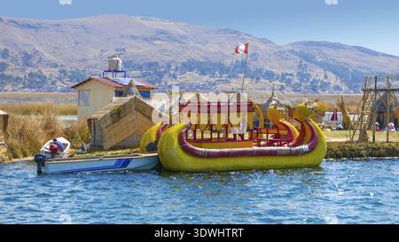 Titicacasee, Peru, 16. August ein typisches Boot aus Stroh, das auf einer schwimmenden Insel des Titicacasees vor Anker liegt. Dreh am 16. August 2019 Stockfoto