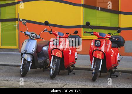 Wien, Österreich - 27. Oktober 2019: Am Straßenrand stehen die Elektroroller der Marken Schwalbe und Kymco. Emmy Elektroroller für shari Stockfoto